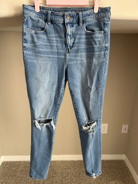 American Eagle Outfitters Light Blue Distressed Skinny Jeans with Knee Rips